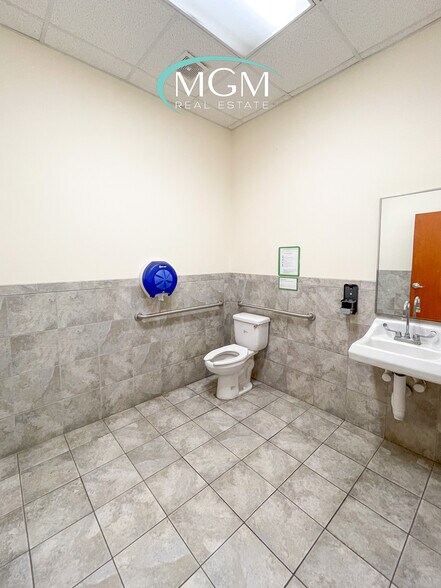More Photos Of 1652 E Houston St, Beeville Healthcare For Lease