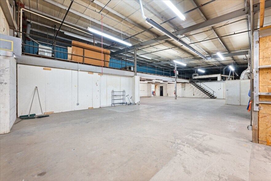 More Photos Of 1515 E Main St, Yukon Industrial For Sale