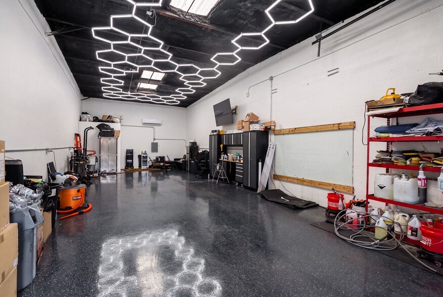 More Photos Of 501 Interstate Ct, Sarasota Warehouse For Sale