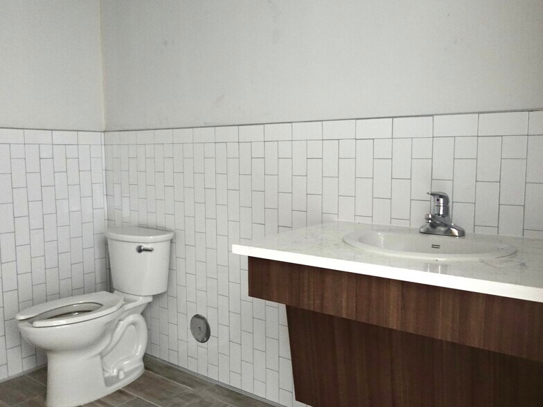 More Photos Of 2651 University ave, Georgetown Storefront Retail Office For Lease