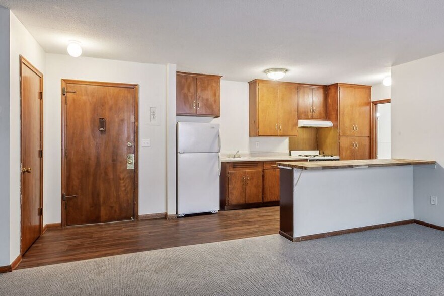 More Photos Of 2009-2017 Commerce Blvd, Mound Apartments For Sale