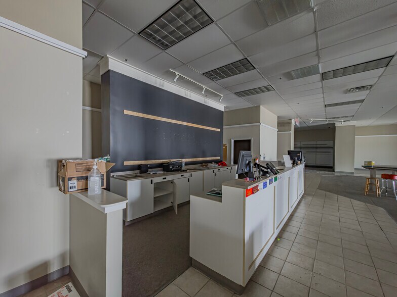 More Photos Of 640 E Washington Ave, Ashburn Freestanding For Sale