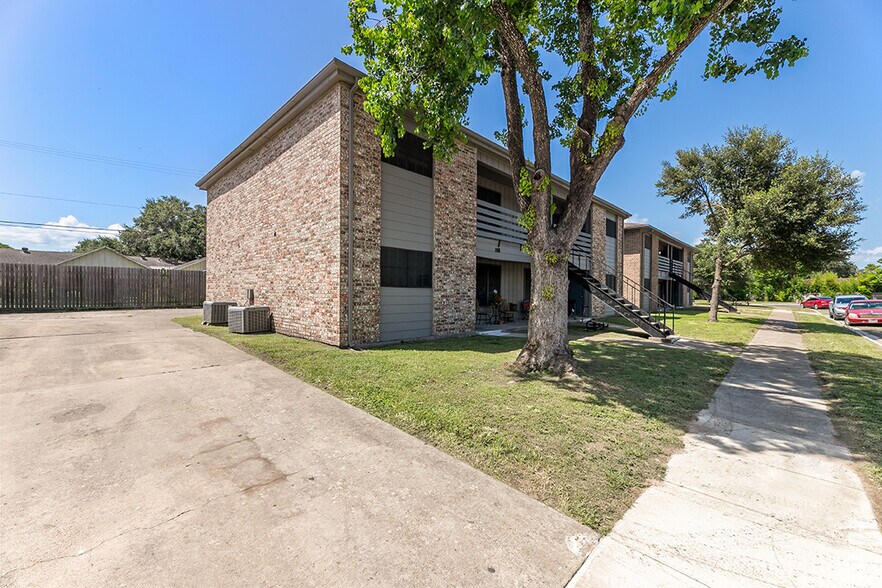 More Photos Of 101-112 Deerwood Dr, Victoria Apartments For Sale