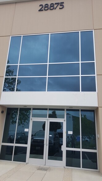 More Photos Of 28875 Industry Dr, Valencia Warehouse For Lease