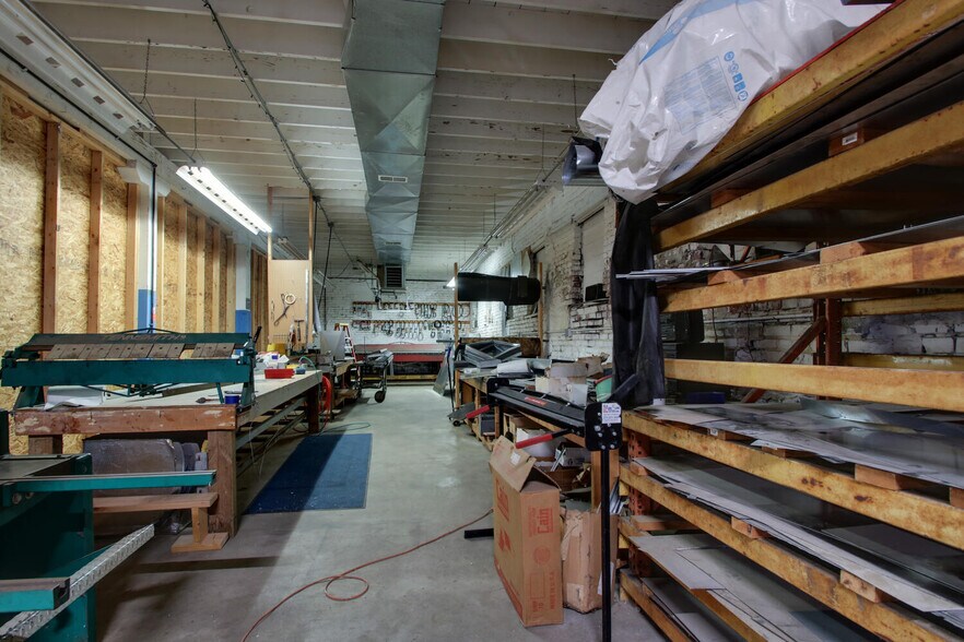 More Photos Of 301 S 7th St, Quincy Light Distribution For Sale