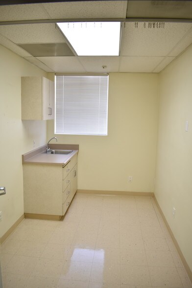 More Photos Of 2501 S Hill St, Los Angeles Office For Sale