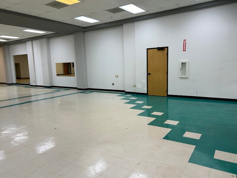 More Photos Of 3215 W Oak St, Palestine Medical For Lease