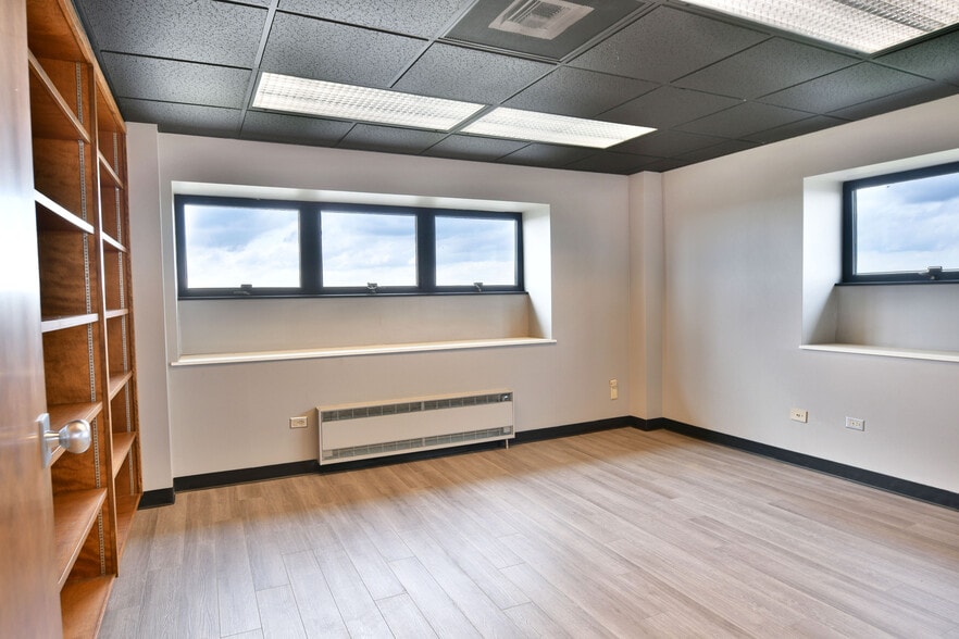 More Photos Of 108 Main Ave SW, Warren Office Residential For Lease