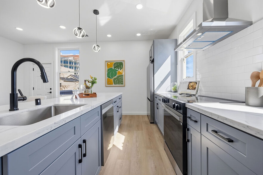 More Photos Of 2730 23rd St, San Francisco Showroom For Sale