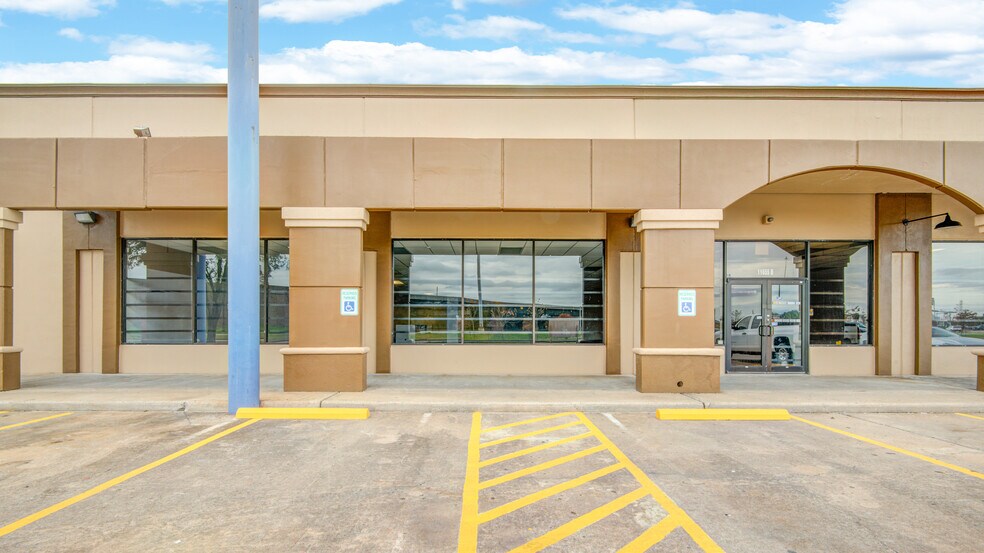 More Photos Of 11657 Gulf Fwy, Houston Unknown For Lease