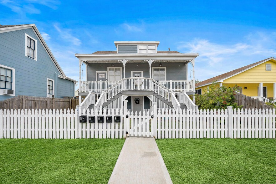 Primary Photo Of 1322 Avenue L, Galveston Multifamily For Sale