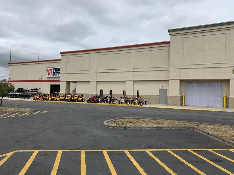 More Photos Of 328-338 Dakota St, Sutherlin General Retail For Lease