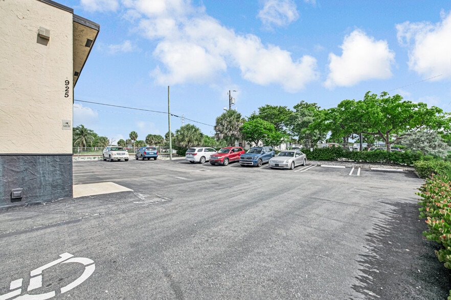 More Photos Of 925 N Federal Hwy, Boynton Beach Auto Repair For Sale