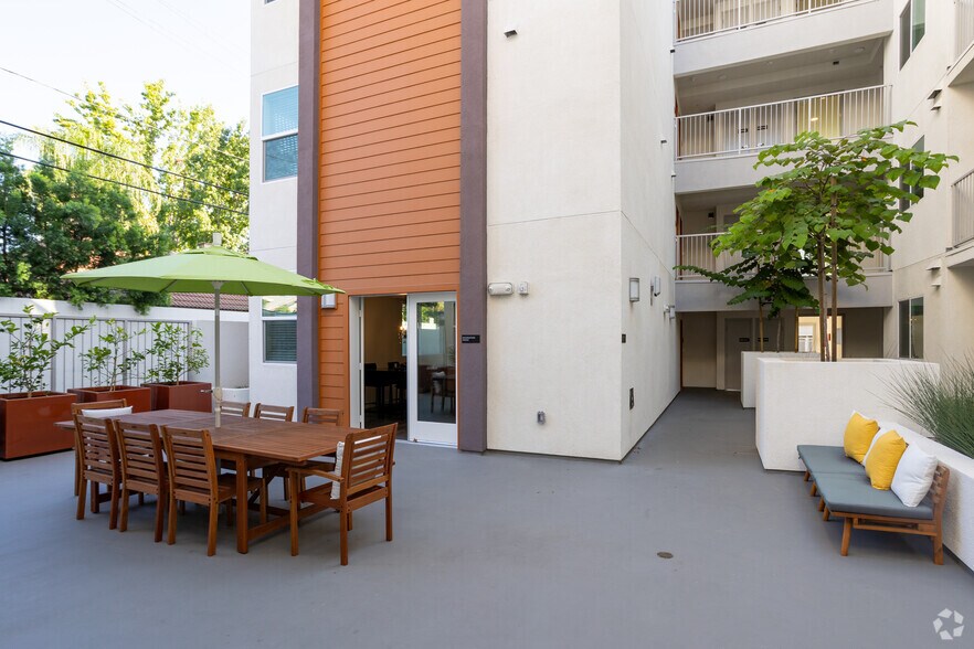 More Photos Of 10555 Bloomfield St, Toluca Lake Apartments For Sale