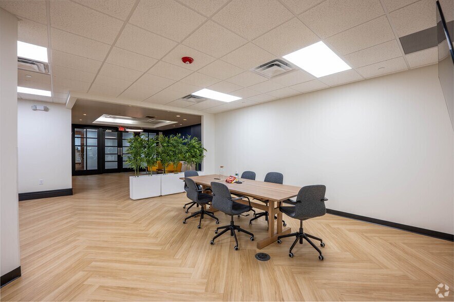 More Photos Of 3905 Vincennes Rd, Indianapolis Office For Lease