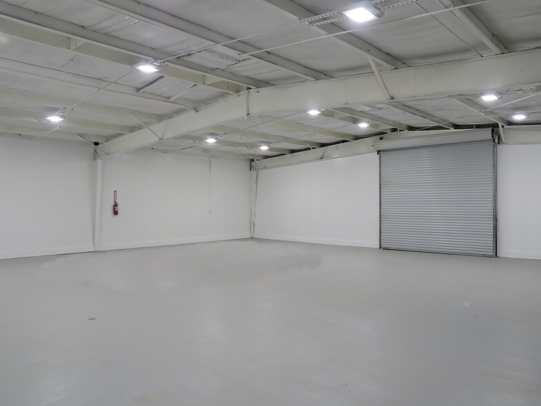 More Photos Of 5830 Star Ln, Houston Light Distribution For Lease