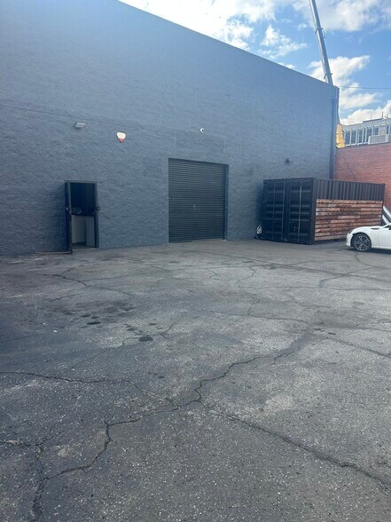 More Photos Of 220 W 21st St, Los Angeles Warehouse For Lease