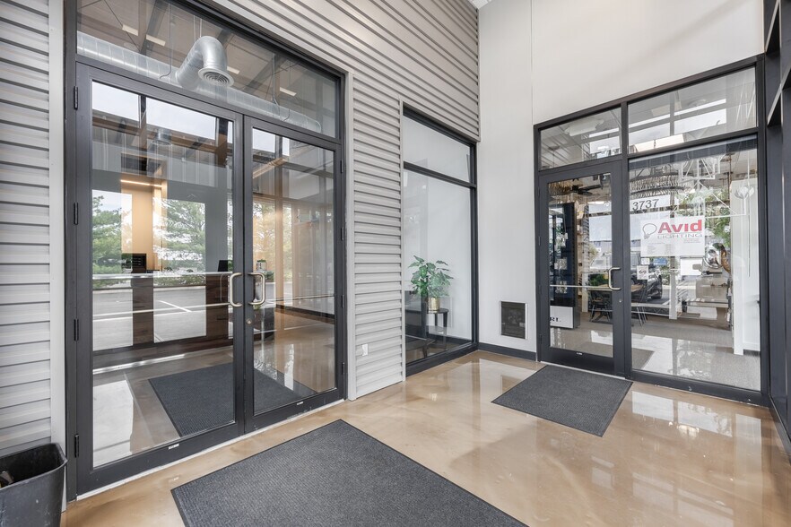 More Photos Of 3737-3757 Parkway Ln, Hilliard Showroom For Lease