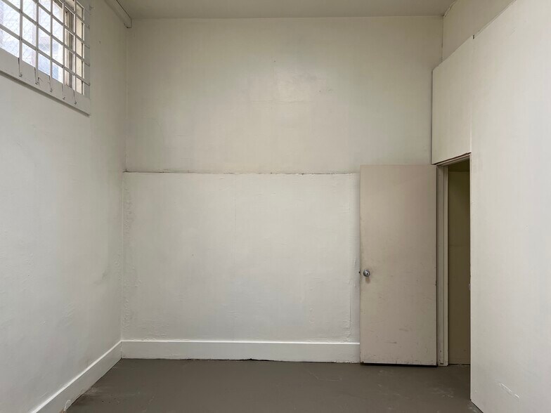 More Photos Of 2501-2503 14th Ave, Oakland Freestanding For Lease