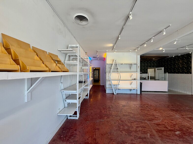 More Photos Of 816 Lincoln Blvd, Venice Storefront For Lease