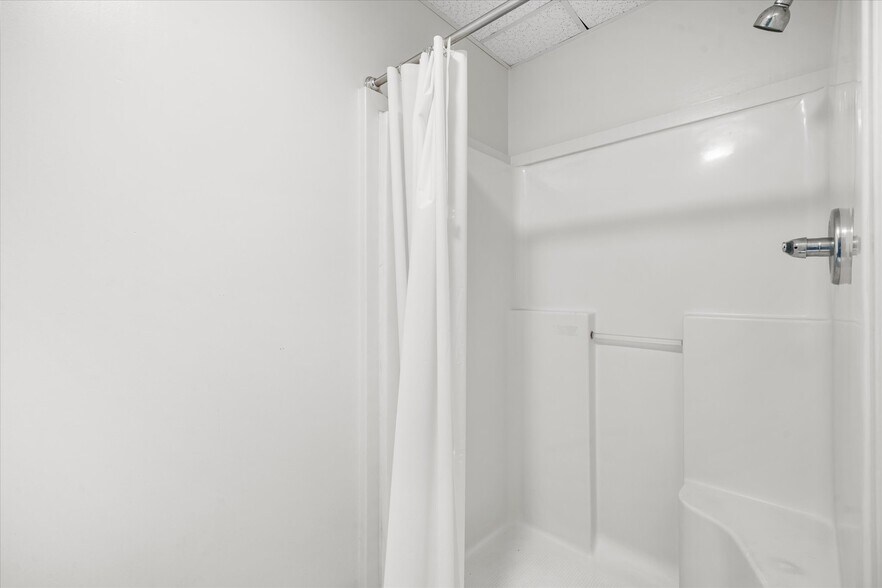 More Photos Of 1502 W 7th St, Laurel Showroom For Sale