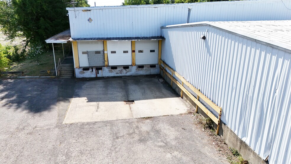 More Photos Of 14 Kraft Ave, Albany Warehouse For Lease