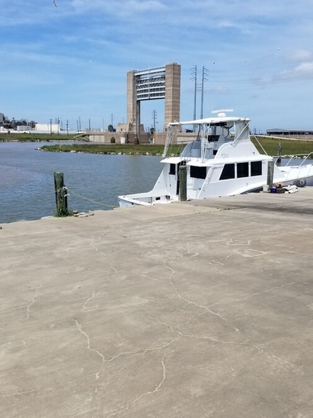 More Photos Of 300 E Brazos St, Freeport Warehouse For Sale