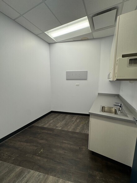 More Photos Of 4950-5020 W Dempster St, Skokie Unknown For Lease