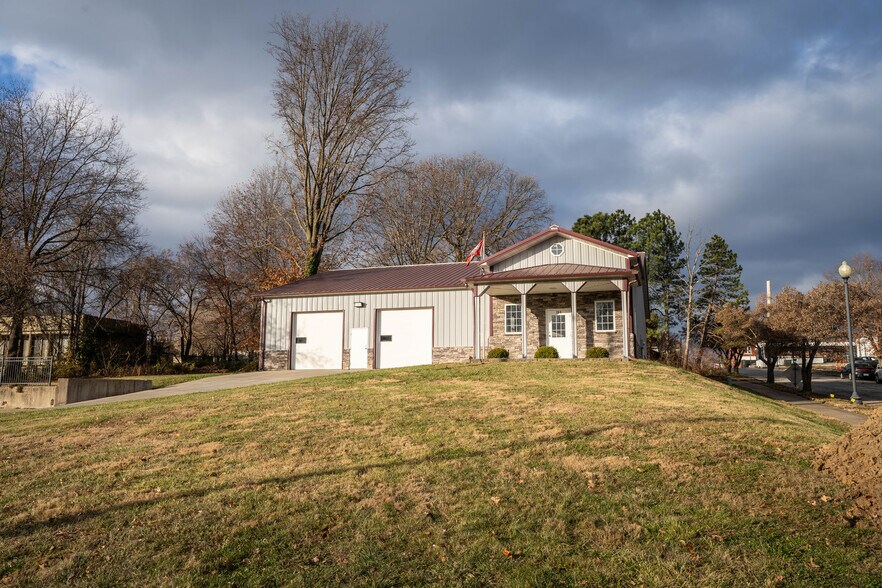 More Photos Of 200 S Memorial Dr, Independence General Retail For Lease