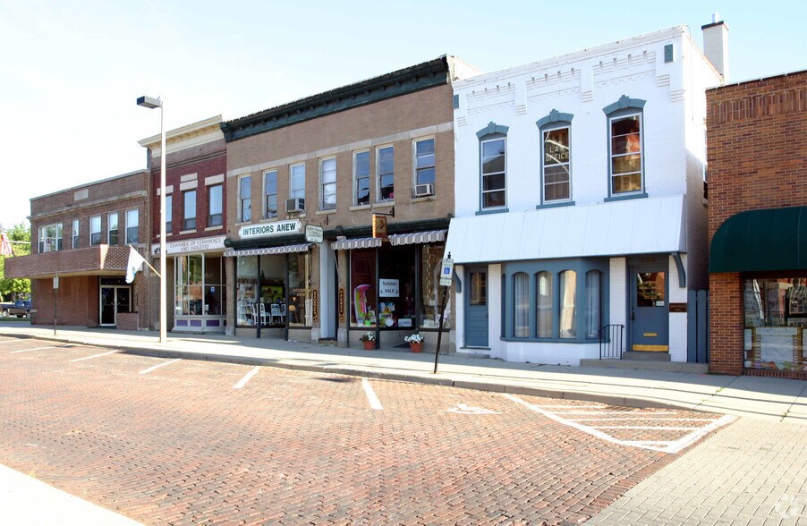 Primary Photo Of 132-134 Cass St, Woodstock Unknown For Lease