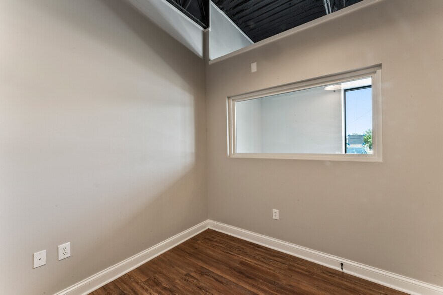 More Photos Of 7801-7811 Shawnee Mission Pky, Overland Park Freestanding For Lease