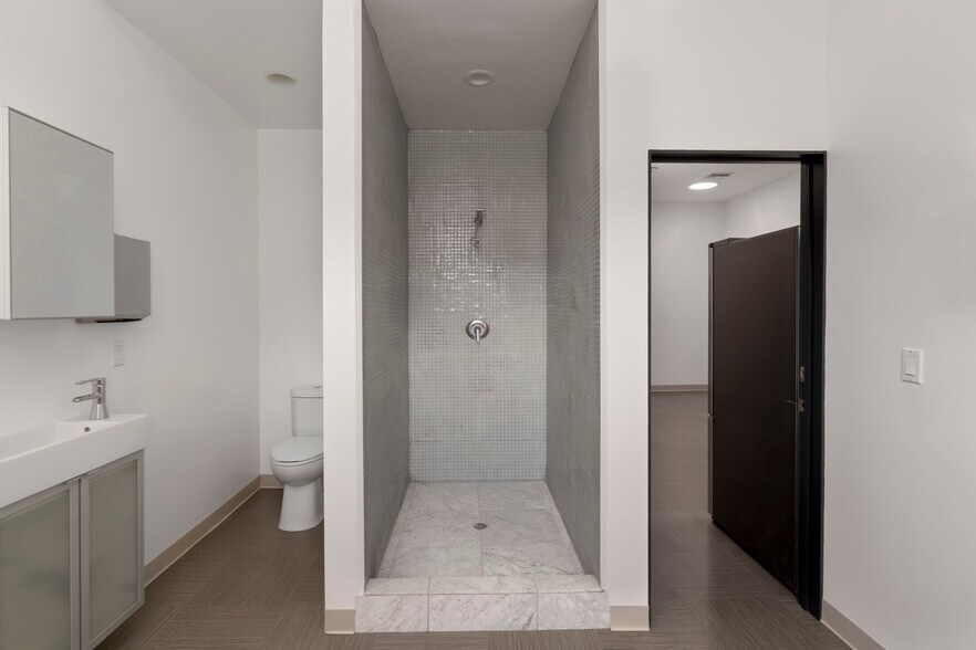 More Photos Of 7543 Woodley Ave, Van Nuys Office For Lease