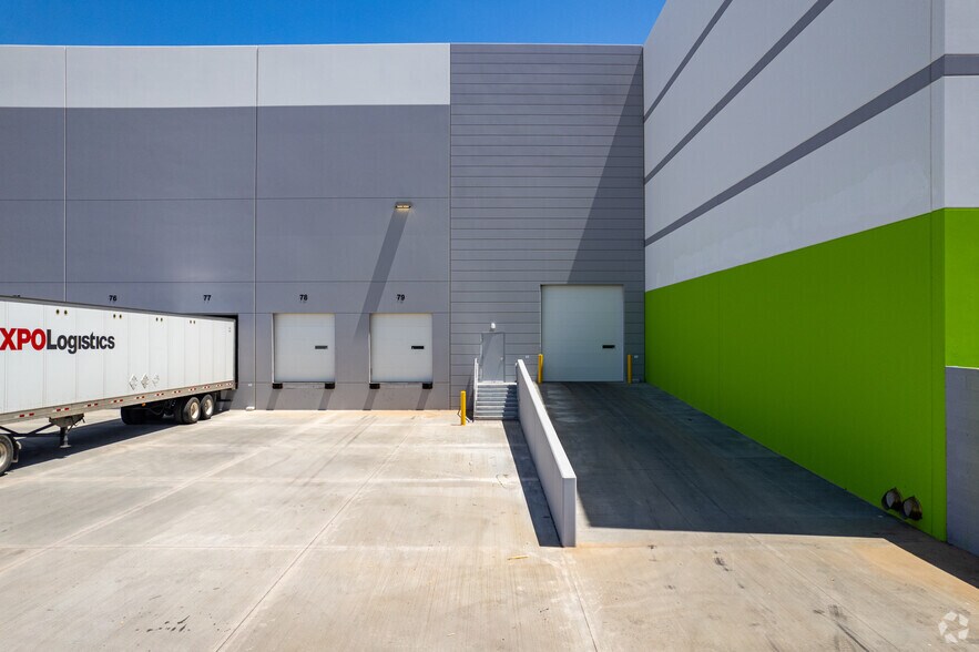More Photos Of 6801 N Cotton Ln, Glendale Distribution For Lease