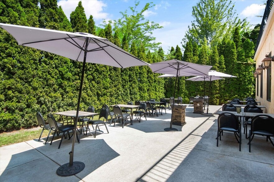 More Photos Of 7000 W Okanogan Pl, Kennewick Restaurant For Sale