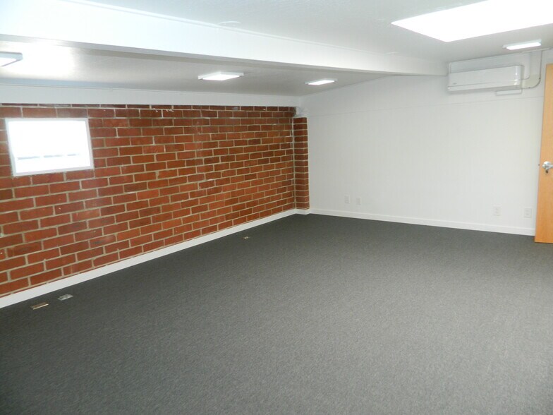 More Photos Of 1336 N Carolan Ave, Burlingame Warehouse For Lease