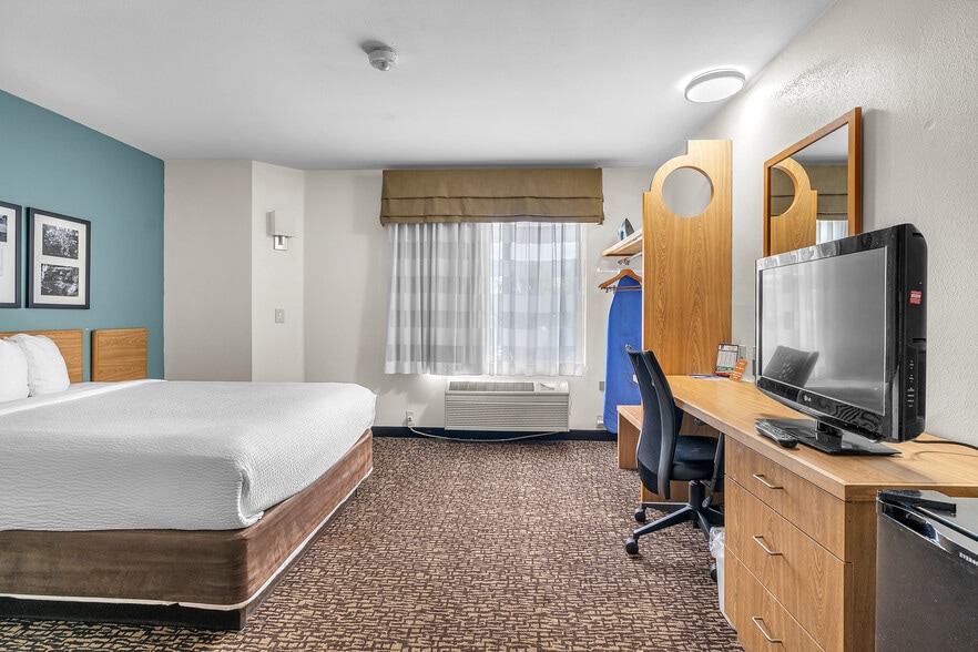 More Photos Of 220 Caravan Dr, Elkhart Hotel For Sale