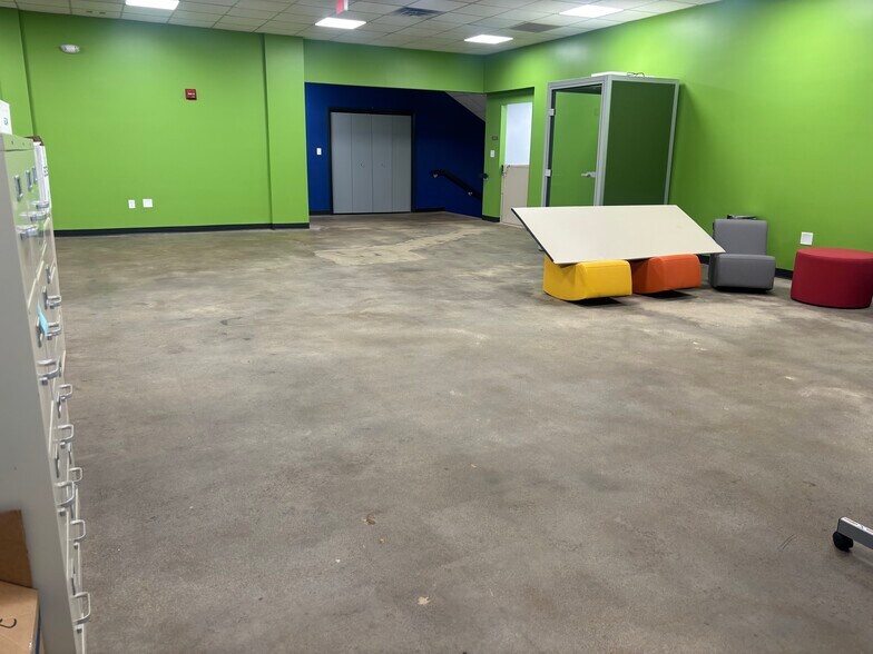 More Photos Of 360 Highland Rd E, Macedonia Office For Lease