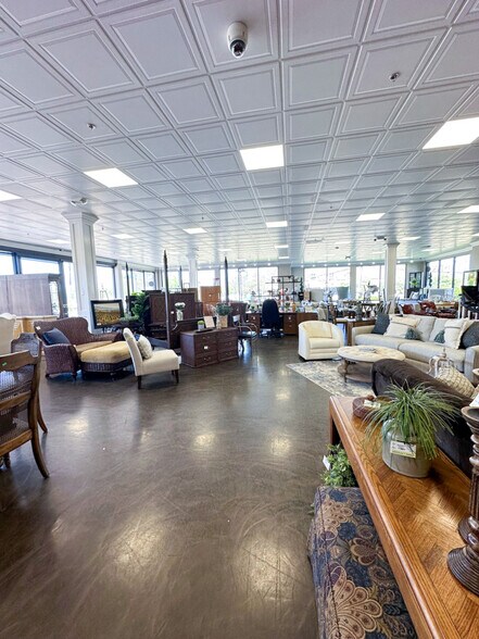 More Photos Of 540 Cortland Dr, Lake Zurich Storefront For Lease