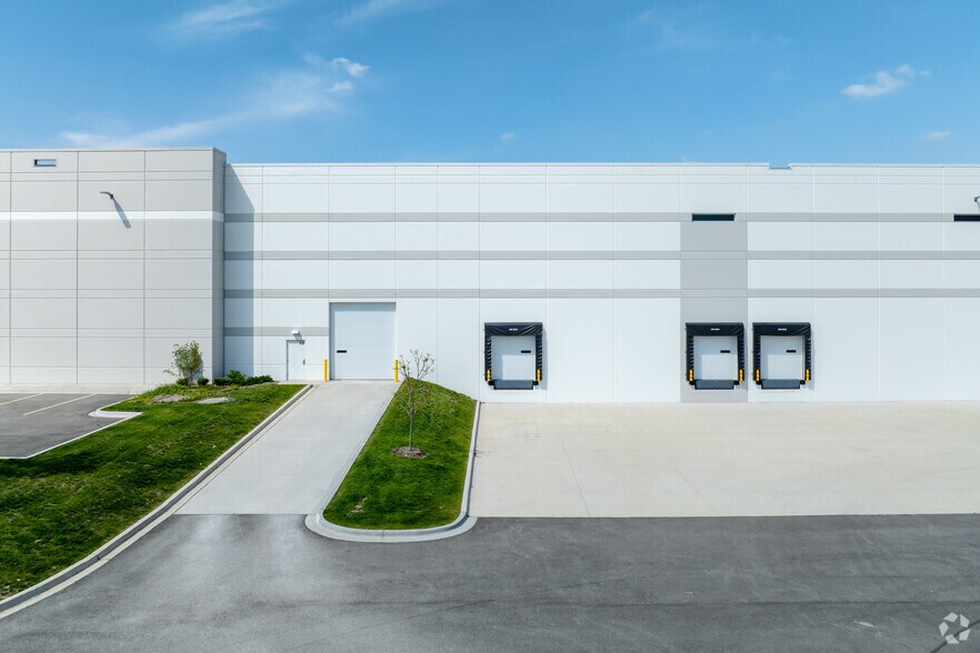 More Photos Of 1451 Sheldon Dr, Elgin Distribution For Sale