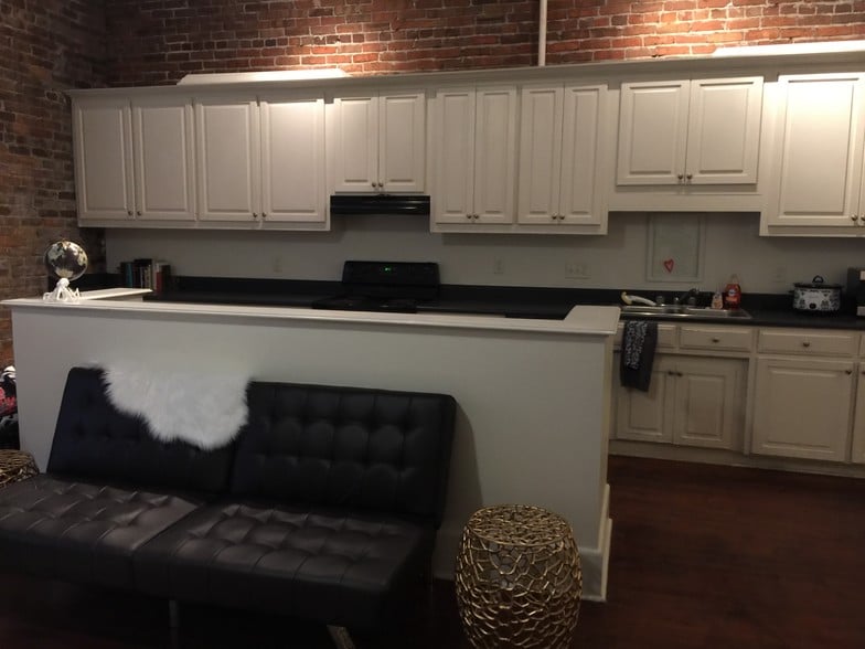 More Photos Of 128-130 N Ashley St, Valdosta General Retail For Sale