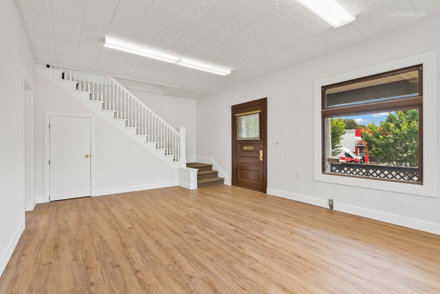 More Photos Of 1737 NE Broadway St, Portland Office For Sale