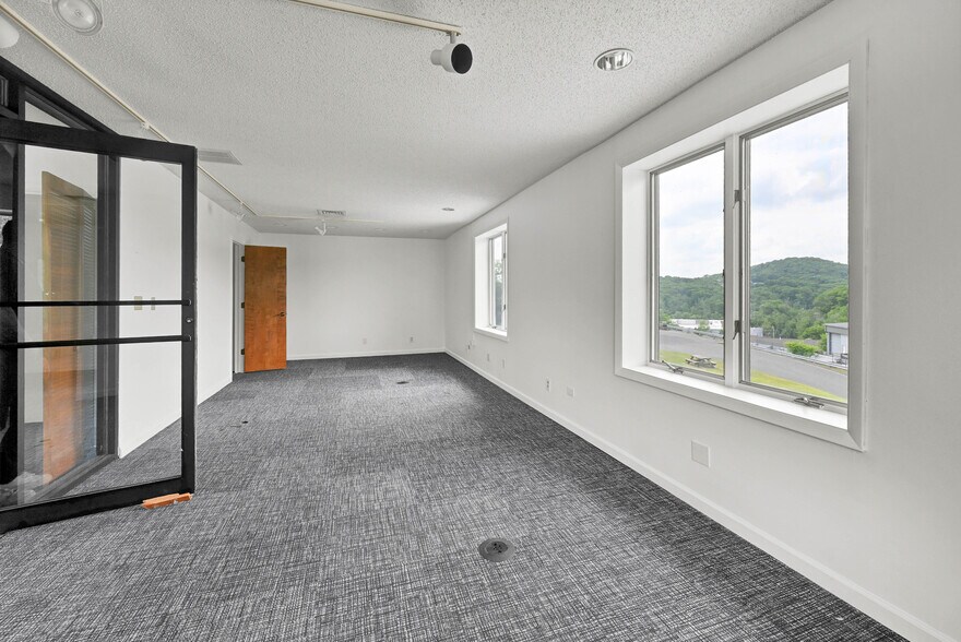More Photos Of 7 Dunham Dr, New Fairfield Light Manufacturing For Lease