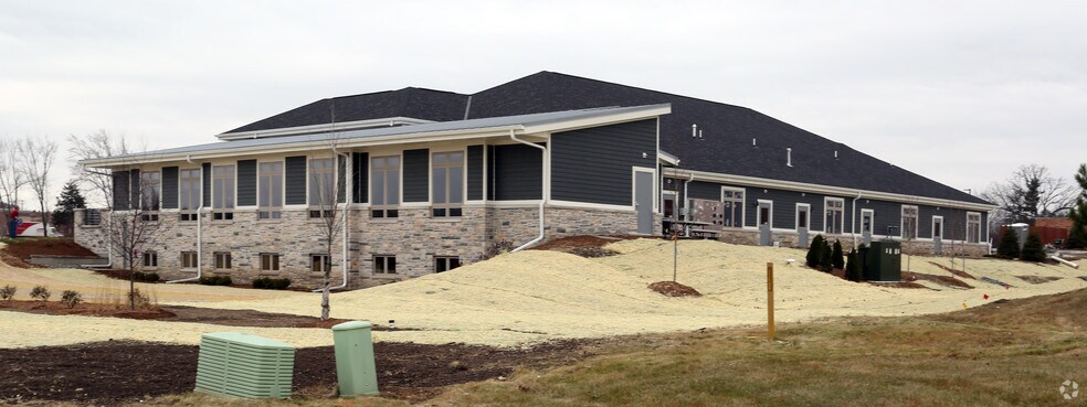 More Photos Of W248N5233 Executive Dr, Sussex Medical For Lease