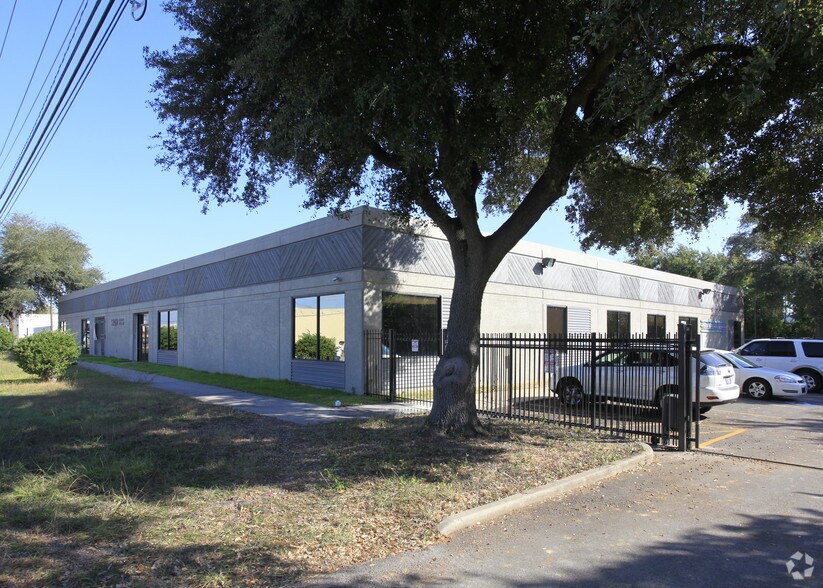 More Photos Of 9809 Rowlett Rd, Houston Showroom For Lease