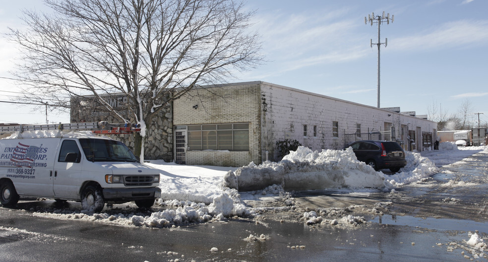 Primary Photo Of 108 Brook Ave, Deer Park Warehouse For Lease