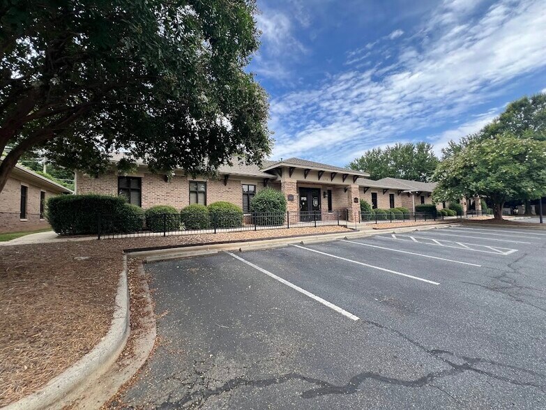 More Photos Of 1258 Mann Dr, Matthews Medical For Sale