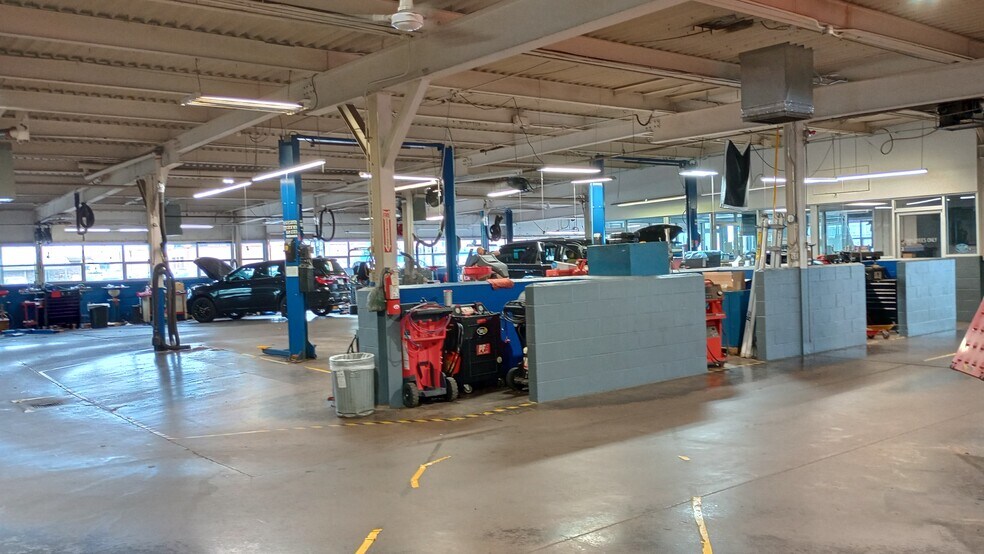 More Photos Of 520 W Kimberly Rd, Davenport Auto Dealership For Lease