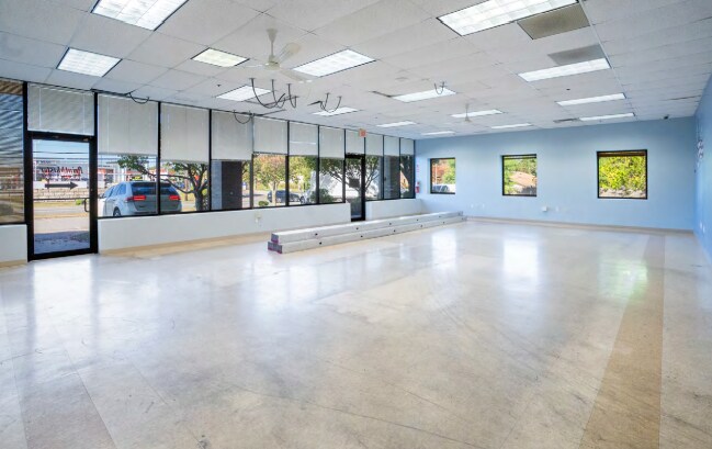 More Photos Of 956 Turnpike St, Canton Showroom For Lease