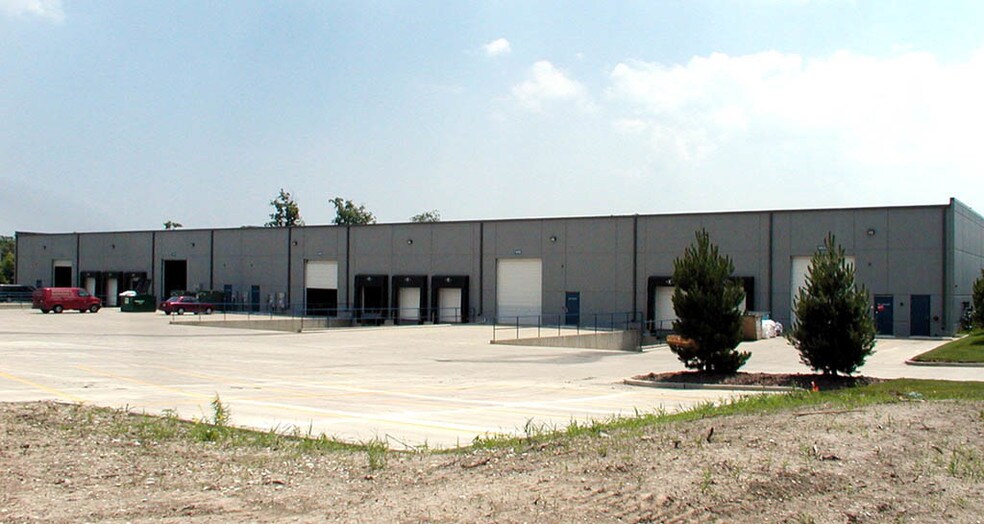 More Photos Of 953-977 S Northpoint Blvd, Waukegan Warehouse For Lease