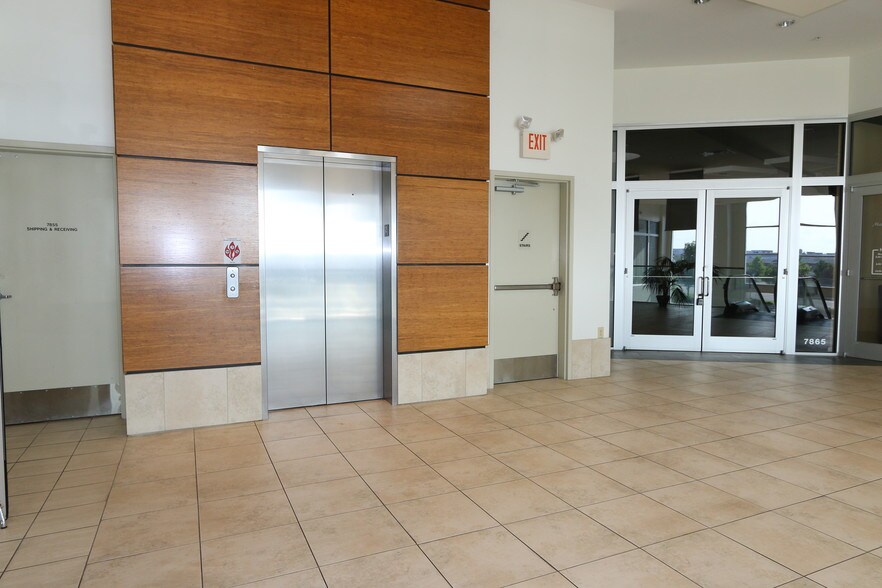 More Photos Of 7727-7865 Kenwood Rd, Cincinnati Storefront Retail Office For Lease